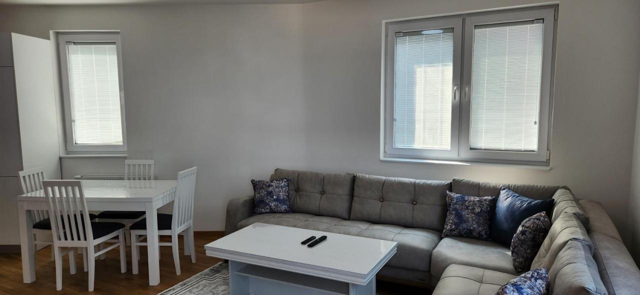 Brand New Two Bedroom And One Living Room Apartment In A Great Location! サラエヴォ エクステリア 写真
